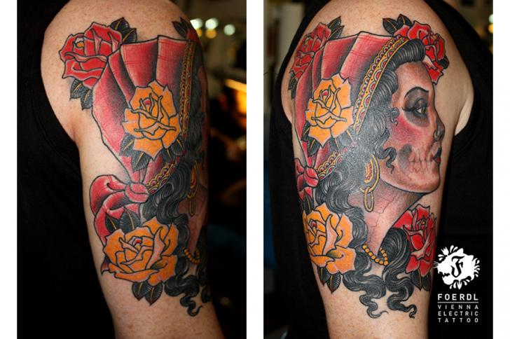 Tatuaggio Spalla New School Gypsy di Vienna Electric Tattoo