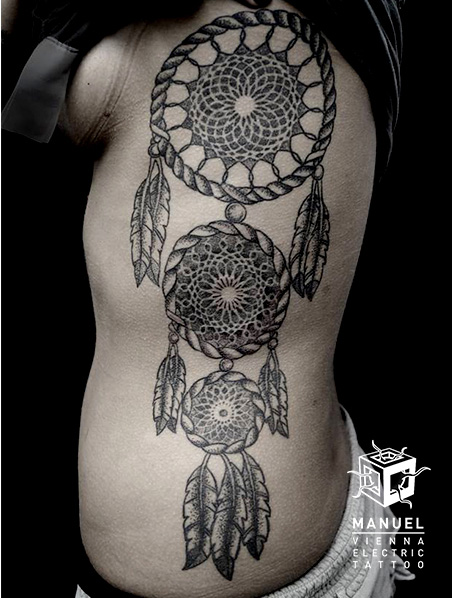 Tatuagem Lado Dotwork Dreamcatcher por Vienna Electric Tattoo
