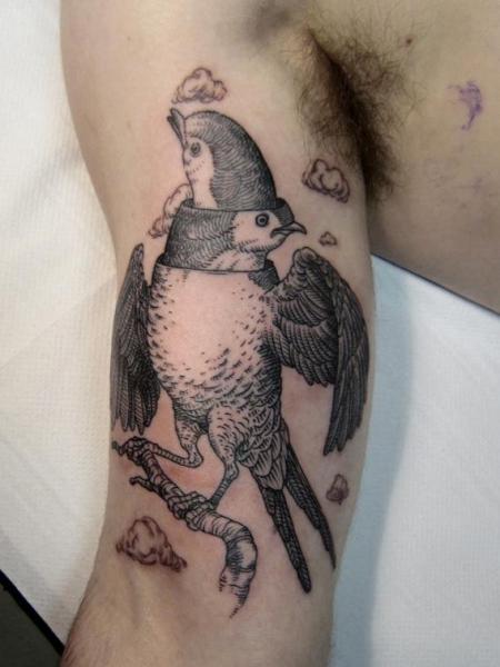 Tatuaggio Braccio Dotwork Uccello di Ottorino d'Ambra