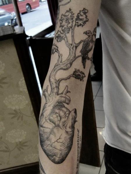 Tatuaje Brazo Corazon Dotwork Árbol por Ottorino d'Ambra