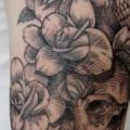Arm Blumen Totenkopf Dotwork Rose tattoo von Ottorino d'Ambra