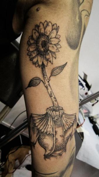 Tatuaje Brazo Dotwork Girasol por Ottorino d'Ambra