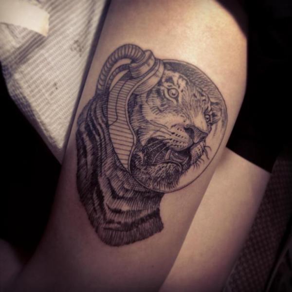 Tatuaje Brazo Tigre Dotwork por Ottorino d'Ambra