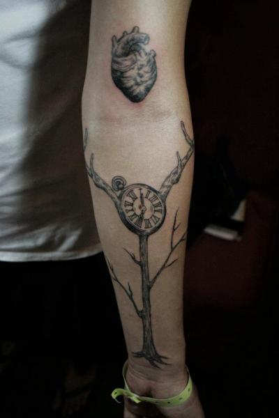 Tatuaje Brazo Reloj Dotwork Árbol por Ottorino d'Ambra