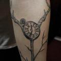 tatuaje Brazo Reloj Dotwork Árbol por Ottorino d'Ambra