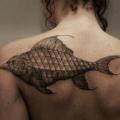 Rücken Dotwork Fisch tattoo von Ottorino d'Ambra