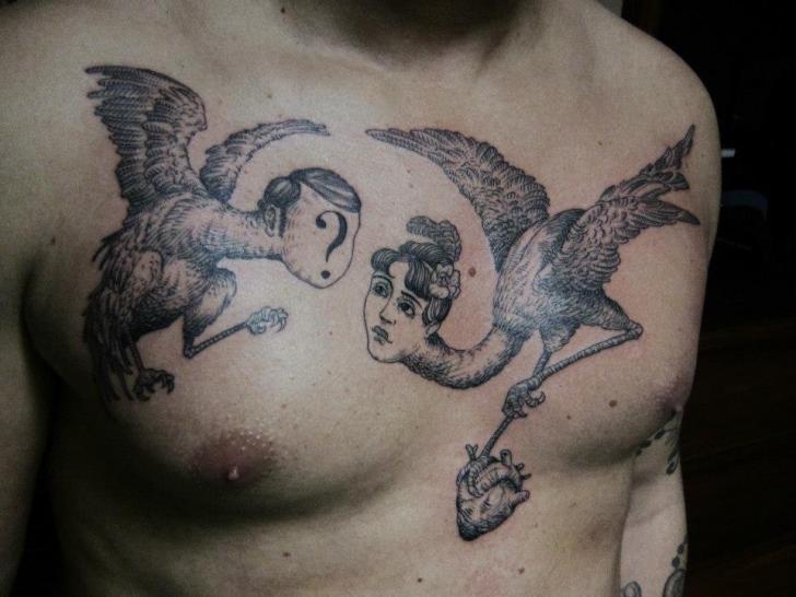 Tatuaje Pecho Corazon Mujer Vientre Pájaro por Ottorino d'Ambra