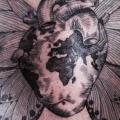 tatuaż Klatka piersiowa Serce Motyl Dotwork przez Ottorino d'Ambra