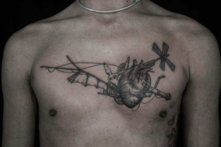 Tatuaje Pecho Corazon Alas por Ottorino d'Ambra
