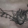 Brust Herz Flügel tattoo von Ottorino d'Ambra
