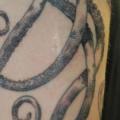 Schulter Arm Oktopus Gehirn tattoo von Ottorino d'Ambra
