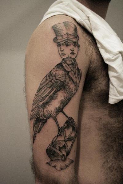 Tatuaggio Spalla Clessidra Dotwork di Ottorino d'Ambra
