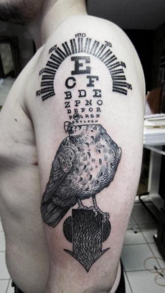 Tatuaje Hombro Letras Águila Dotwork Fuentes por Ottorino d'Ambra
