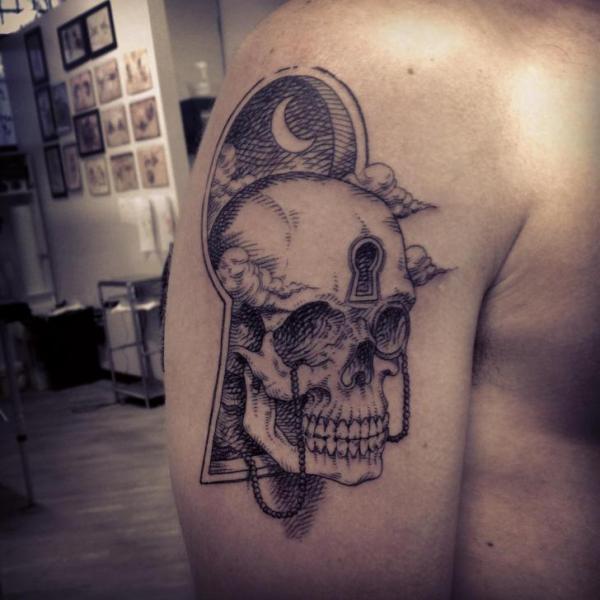 Tatuaje Hombro Cráneo Clave por Ottorino d'Ambra