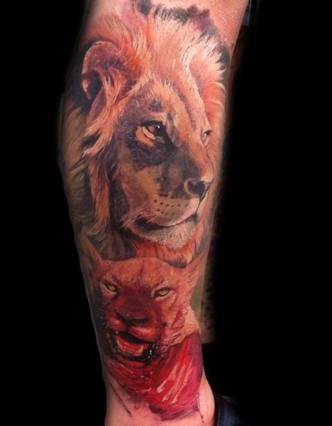 Tatuaż Realistyczny Łydka Lew przez Alex de Pase