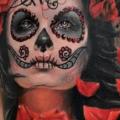 tatuaje Hombro Flor Cráneo mexicano por Alex de Pase