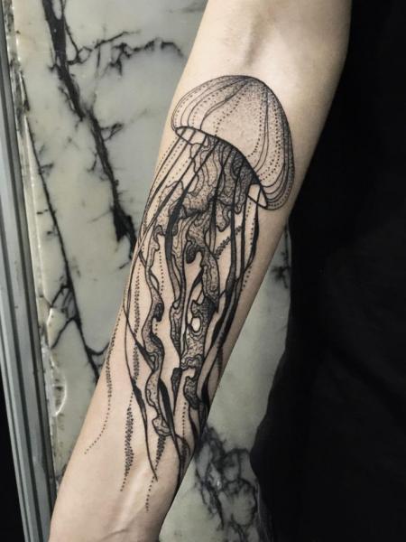 Tatuaje Brazo Dotwork Medusa por Michele Zingales