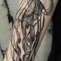 tatuaje Brazo Dotwork Medusa por Michele Zingales