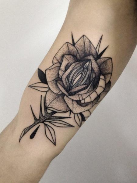 Tatuaje Brazo Flor Dotwork por Michele Zingales