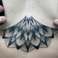 tatuaje Dotwork Pecho Abstracto por Michele Zingales