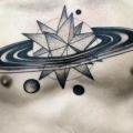 tatuaje Pecho Dotwork planeta por Michele Zingales