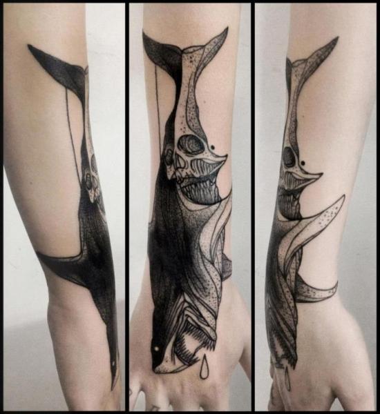 Tatuaje Brazo Mano Tiburón por Michele Zingales