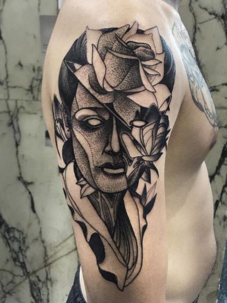 Tatuaggio Spalla Fiore Dotwork Uomo di Michele Zingales