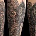 tatuaje Brazo Dotwork decoración por Coen Mitchell