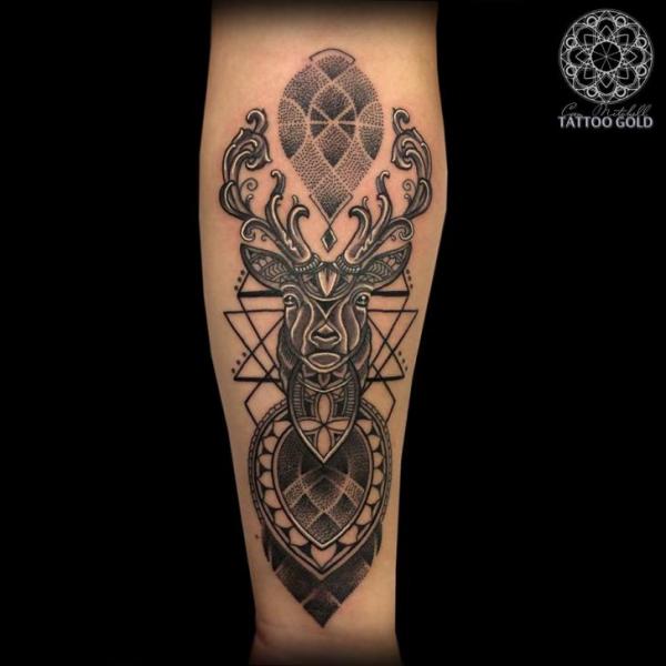 Tatuaje Brazo Dotwork Ciervo por Coen Mitchell