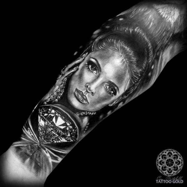 Tatuaggio Braccio Ritratti Realistici Donne Diamante di Coen Mitchell