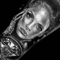 Arm Porträt Realistische Frauen Diamant tattoo von Coen Mitchell
