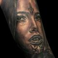 tatuaje Brazo Retrato Realista Mujer por Coen Mitchell