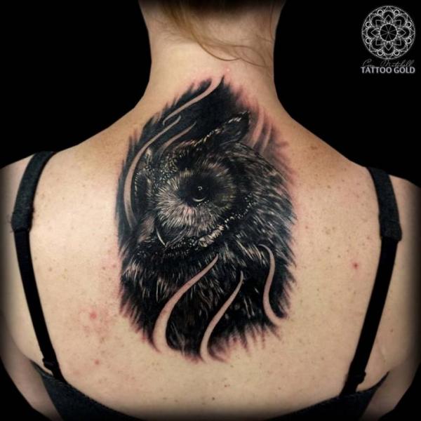 Tatuaje Realista Espalda Cuello Búho por Coen Mitchell