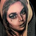 tatuaje Hombro Retrato Realista Mujer por Coen Mitchell