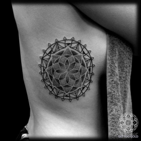 Tatuaje Lado Dotwork por Coen Mitchell