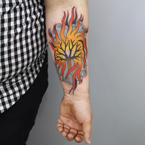 Tatuaje Brazo Árbol Llama por Sacred Tattoo Studio
