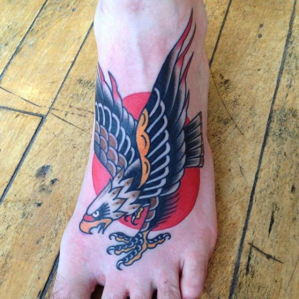 Tatuaje Old School Pie Águila por Sacred Tattoo Studio