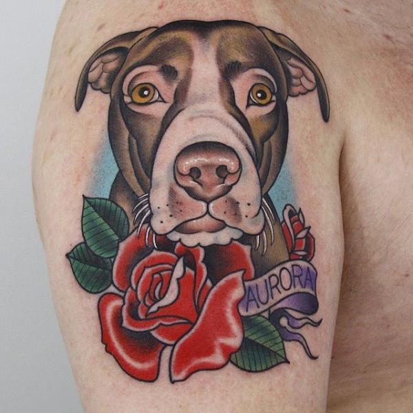 Tatuaggio Spalla Fiore Cane di Sacred Tattoo Studio