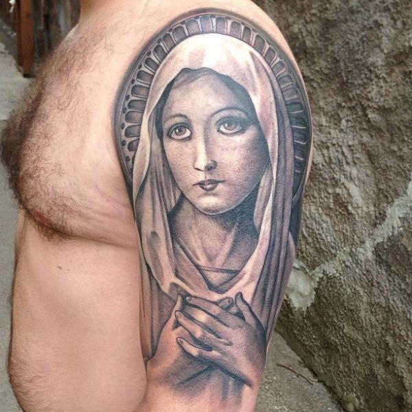 Tatouage Épaule Religieux Madonna par Sacred Tattoo Studio