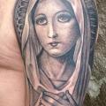 tatuaje Hombro Religioso Virgen por Sacred Tattoo Studio