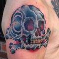Schulter Totenkopf tattoo von Sacred Tattoo Studio