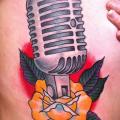 New School Blumen Seite Mikrofon tattoo von Sacred Tattoo Studio