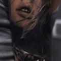 Arm Realistische Frauen Waffen tattoo von Silvano Fiato
