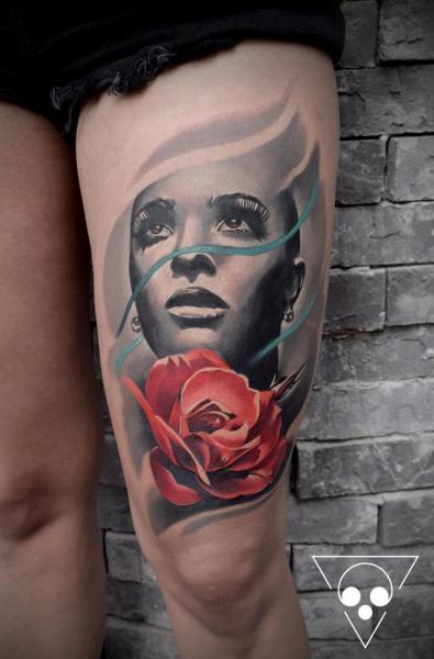 Porträt Blumen Rose Oberschenkel Tattoo von Michael Litovkin