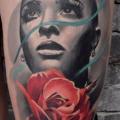 tatuaje Retrato Flor Rosa Muslo por Michael Litovkin