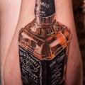 Arm Realistische Jack Daniels tattoo von Slawit Ink