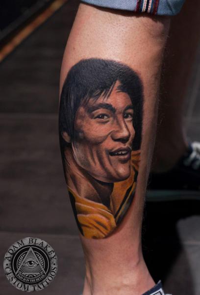 Tatuaggio Ritratti Polpaccio Bruce Lee di Slawit Ink