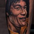 tatuaggio Ritratti Polpaccio Bruce Lee di Slawit Ink