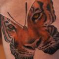 Schmetterling Tiger Oberschenkel tattoo von Slawit Ink