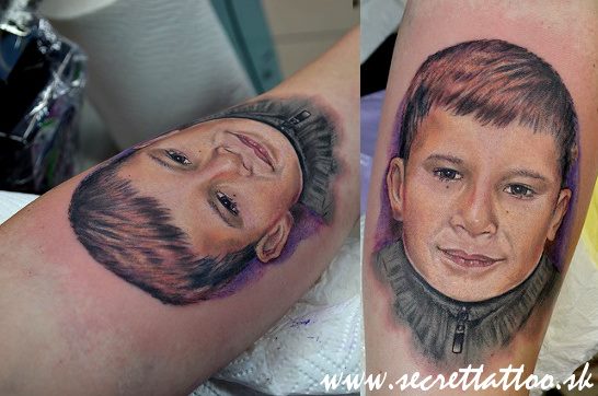Tatuaje Brazo Retrato Realista por Secret Tattoo & Piercing